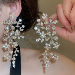 Boucles d'oreilles pendantes exquises en cristal étincelant pour banquets de luxe