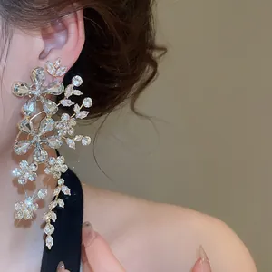 Gros plan de boucles d'oreilles de banquet en argent avec grappes de fleurs en cristal