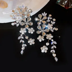 Boucles d'oreilles pendantes fleurs avec cristaux strass brillants pour banquets.