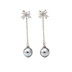 Élégantes boucles d'oreilles nœud en argent avec perles grises et zircons scintillants