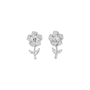 Eleganti orecchini a lobo in argento con fiori e foglie in zirconi brillanti
