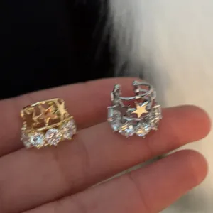 Eleganti clip per orecchie a stella in zircone scintillante in oro e argento per le donne