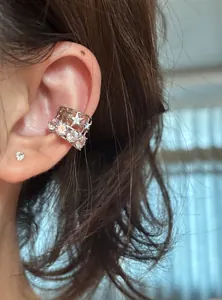 Effetto d'indosso dettagliato di un ear cuff in argento con stelle e zirconi