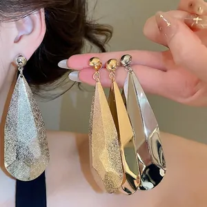 Boucles d'Oreilles Clous en Métal en Forme de Goutte d'Eau Exagérées Style Européen pour Femmes Grandes Boucles d'Oreilles en Fer Plissé avec Tige en Argent