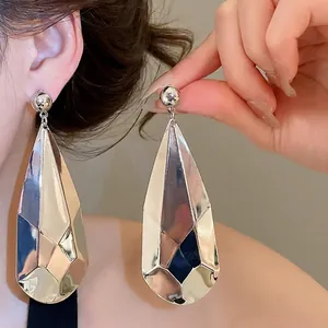 Boucles d'oreilles pendantes plissées en métal avec finition argentée brillante