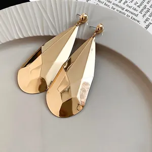 Boucles d'oreilles pendantes dorées créatives avec finition métallique plissée
