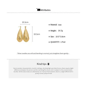 Spécifications détaillées des boucles d'oreilles gouttes dorées avec dimensions incluses.