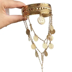 Bracelet manchette doré de style bohème avec breloques de pièces vintage et franges