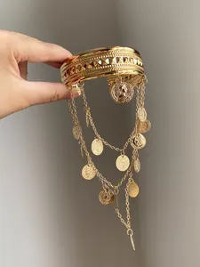 Élégant bracelet de bras doré avec pompons en pièces de monnaie et gravures de portraits