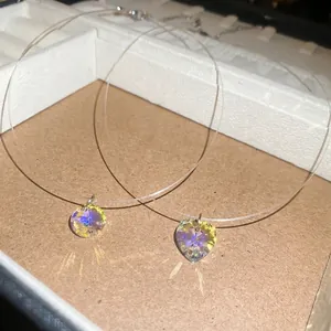 Collier invisible scintillant avec pendentifs en cristal irisé rond et en forme de cœur
