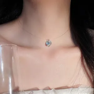 Élégant pendentif en cristal en forme de cœur sur une chaîne tour de cou invisible