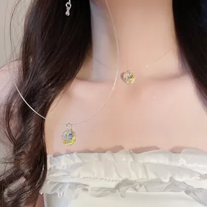 Détail en gros plan de pendentifs en cristal en forme de cœur et de cercle sur colliers