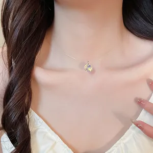 Gros plan d'un collier invisible minimaliste avec pendentif en cristal rond irisé