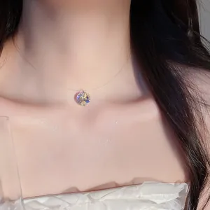 Gros plan d'un pendentif en cristal en forme de cœur sur un collier invisible scintillant