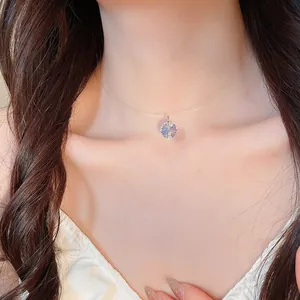 Gros plan d'un collier invisible avec pendentif rond en cristal iridescent sur modèle