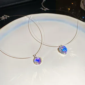Détail macro de pendentifs en cristal en forme de cœur et de rond étincelants