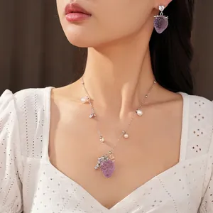 Élégante parure de bijoux avec fraise en résine violette et perles, collier et boucles d'oreilles