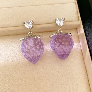 Élégantes boucles d'oreilles fraise en résine violette avec clous en cristal étincelants