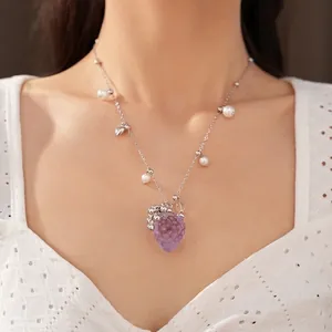 Élégant collier fraise en résine violette et perles blanches sur une chaîne en argent