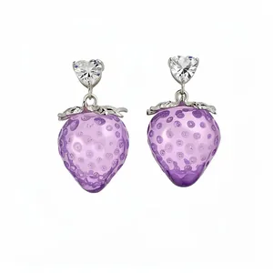 Boucles d'oreilles fraise en résine violette avec clous en zircone en forme de cœur étincelant