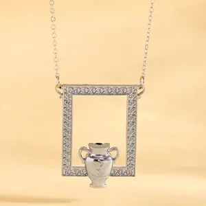 Vista dettagliata del ciondolo bouquet d'argento con cornice rettangolare goffrata retro