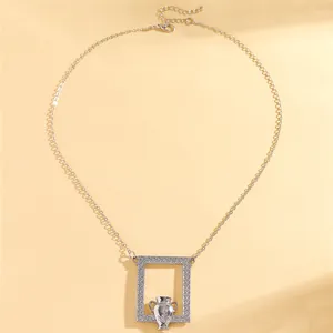Dettaglio ravvicinato di una collana d'argento con ciondolo a rilievo vintage a forma di vaso