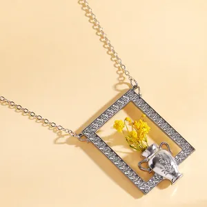 Dettaglio macro della spilla a bouquet vintage in argento con fiori secchi gialli 3D
