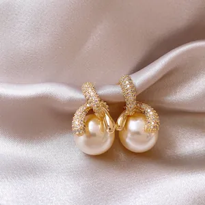 Eleganti orecchini di perle placcati oro 18K con micro-pavé di zirconi in dettaglio