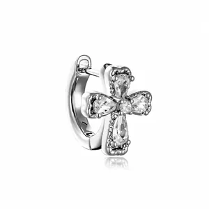 Elegante orecchino a cerchio a croce in argento con pietre di zircone scintillanti