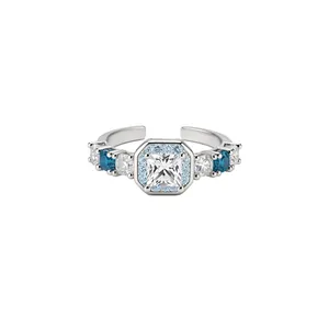 Elegante anello aperto con zircone blu quadrato e cristalli brillanti