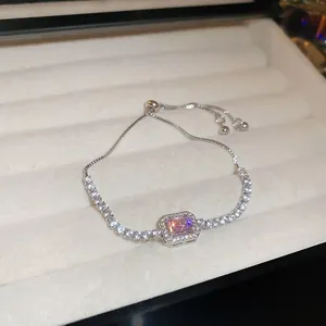 Bracelet de tennis réglable élégant doté d'une pierre centrale en zircone rose étincelante