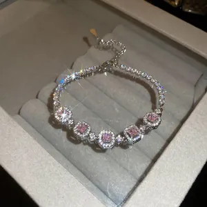 Gros plan d'un bracelet scintillant en zircon rose et diamants dans un écrin gris