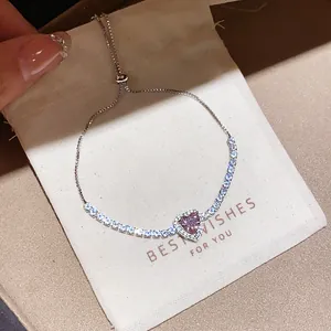 Vue détaillée d'un élégant bracelet bolo en zircon cœur rose sur une pochette cadeau