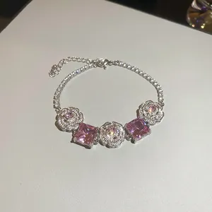 Détail d'un élégant bracelet en zircon rose avec des motifs floraux sertis de diamants