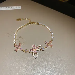 Gros plan d'un élégant bracelet papillon doré orné d'oxydes de zirconium roses et clairs