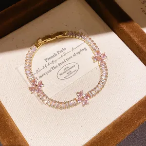 Détail d'un bracelet de style français avec des fleurs en zircon rose et or massif