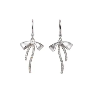 Eleganti orecchini a monachella con fiocco e strass luccicanti in finitura argento