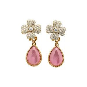 Eleganti orecchini a fiore dorati con cristalli e pendenti a goccia rosa per donne.