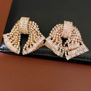 Eleganti orecchini vintage a lobo a forma di fiocco dorati con zirconi brillanti