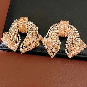 Primo piano di orecchini vintage a fiocco con zirconi rosa e strass brillanti e lucenti