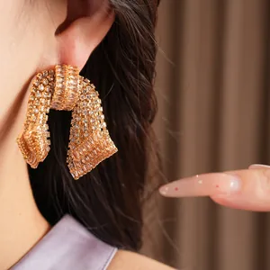Primo piano dettagliato che mostra la zirconia scintillante e l'elegante design di questi orecchini