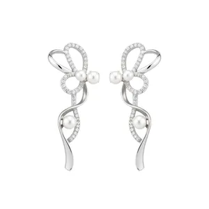 Eleganti ear cuff argentati con zirconi e perle bianche per orecchie non forate.