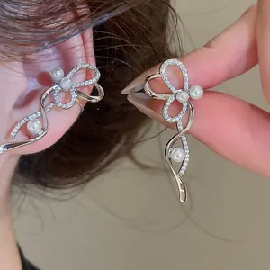 Elegante ear cuff in argento con zirconi e perle, design a nastro ondulato raffinato.