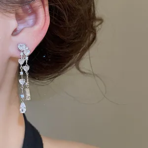 Primo piano di eleganti orecchini a clip con zirconi a cuore e nappa a goccia