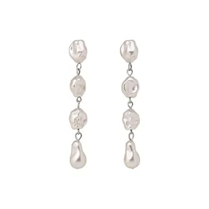 Eleganti orecchini lunghi con texture argento irregolari e dettagli in perle barocche
