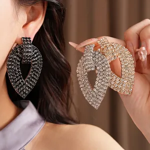 Orecchini a goccia con strass scintillanti in finiture nero, argento e oro