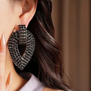 Eleganti orecchini a foglia oversize con strass neri e ago d'argento per un look di lusso