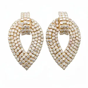 Eleganti orecchini a goccia a forma di foglia dorata con pavé di strass molto scintillanti