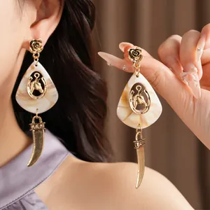 Detaillierte Ansicht von Vintage-Resin-Ohrringen mit goldenen Pferde- und Rosenmotiven