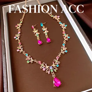 Set di gioielli vintage in oro con strass colorati e grandi cristalli rosa a goccia